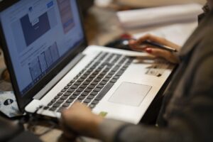 社会人が保育士になるための学校夜間コースはどのような内容？